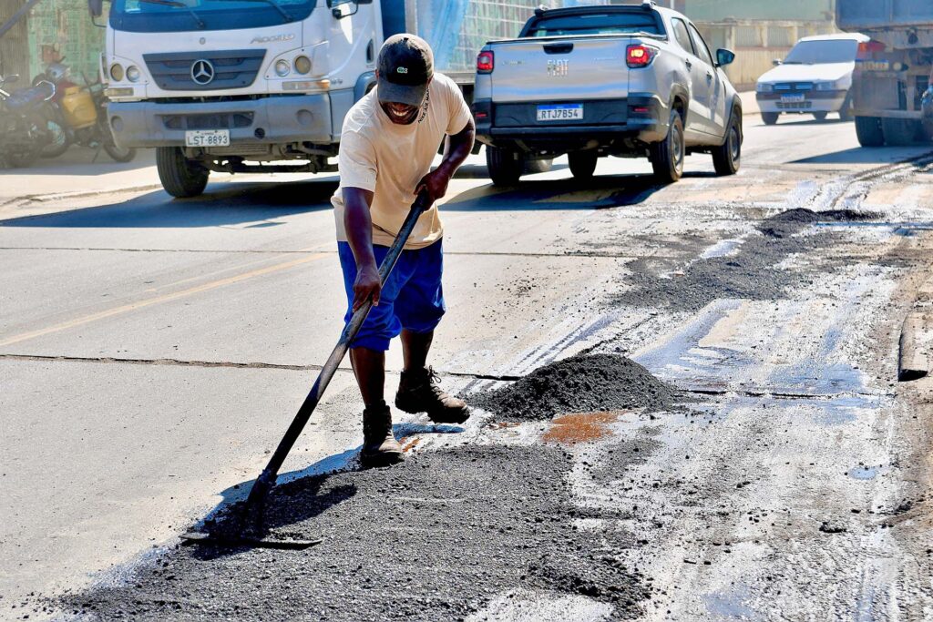 Estrada Doutor Farrula recebe novo recapeamento asfáltico para melhorar mobilidade e acessibilidade dos moradores