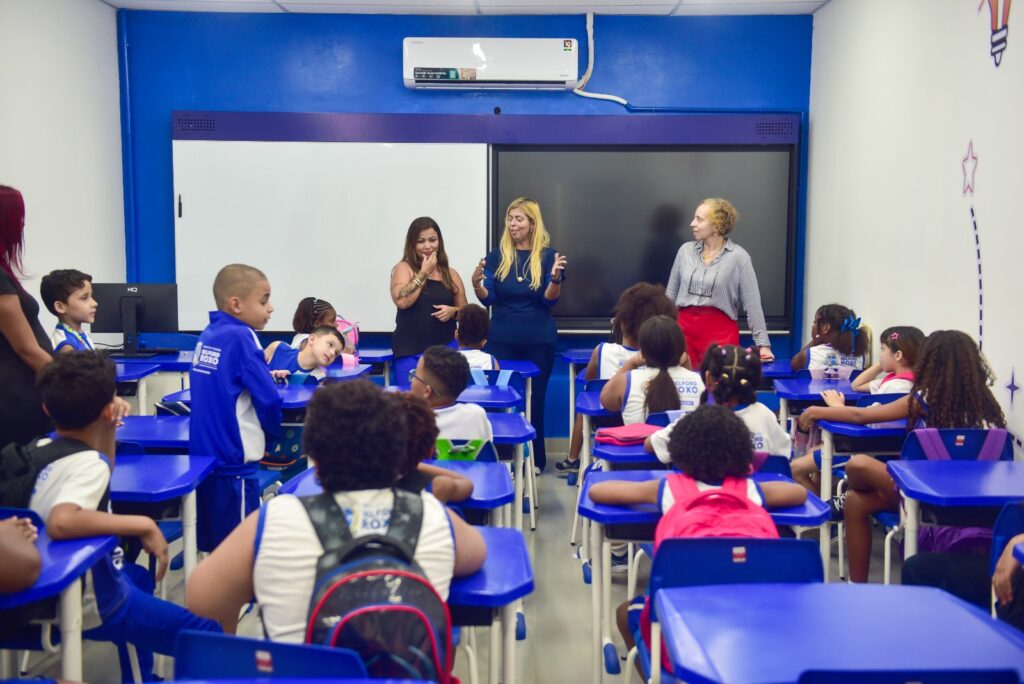 Secretária de Educação acompanha início das aulas de imersão ao inglês e reforço na nova Escola Municipal Bilíngue