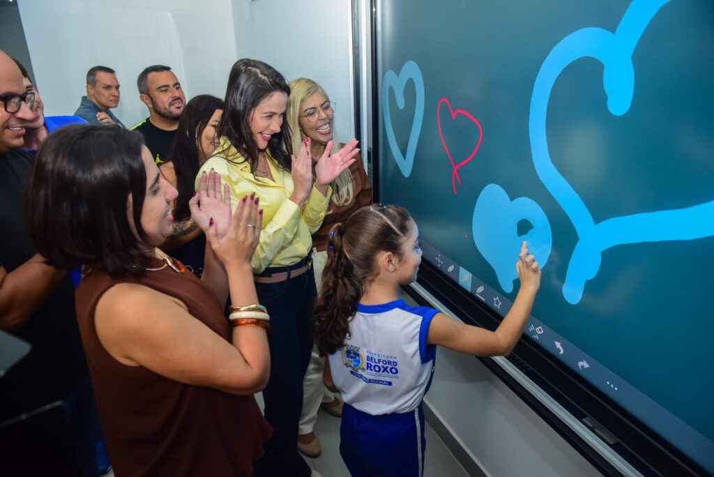 Prefeita Mariana Canella inaugura a 1ª Escola Municipal Bilíngue e Creche Pequenos Heróis com funcionamento até 22h em Belford Roxo