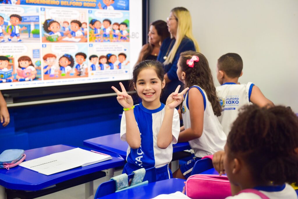 Secretária de Educação acompanha início das aulas de imersão ao inglês e reforço na nova Escola Municipal Bilíngue