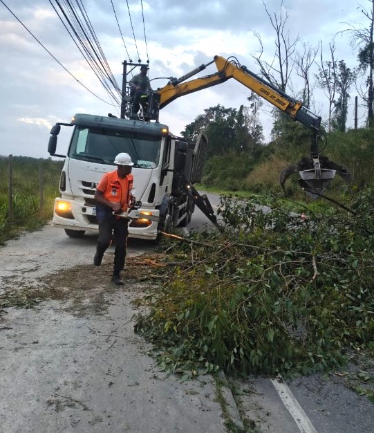 Prefeita de Belford roxo vai às ruas verificar os estragos feitos pela ventania