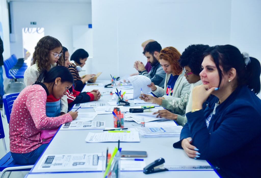 Secretaria de Educação formaliza a inscrição de 675 alunos para o curso de imersão na Escola Bilíngue Engenheiro Belford Roxo (Global School)