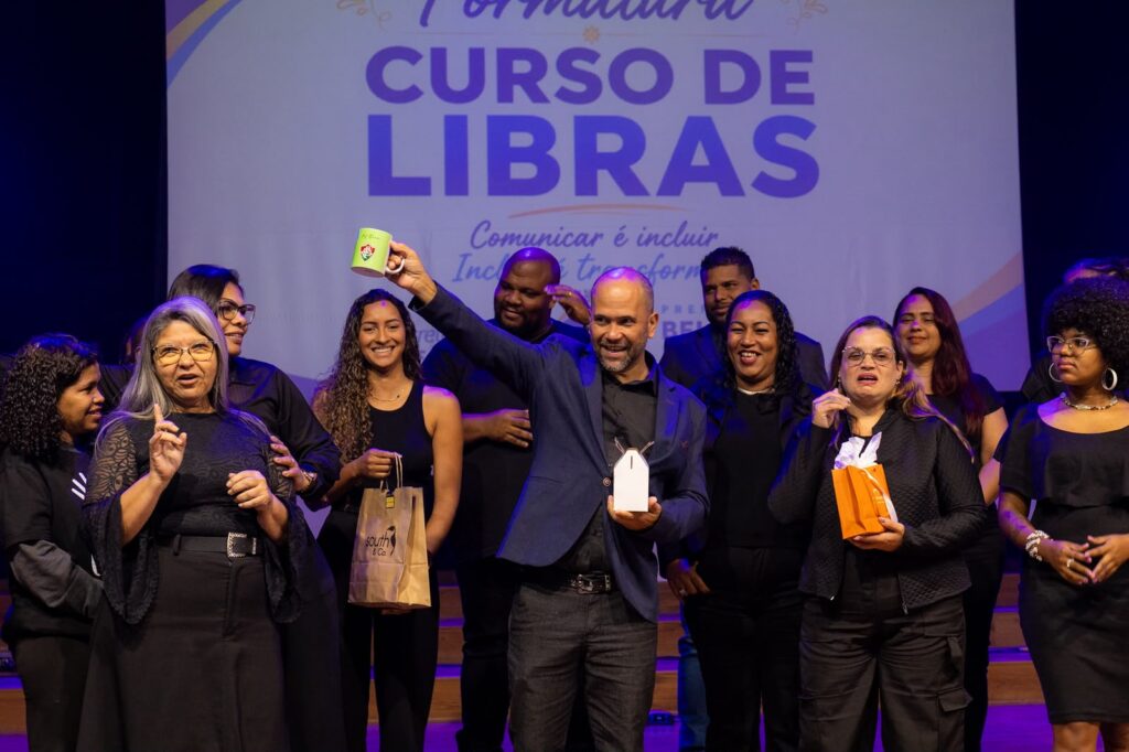 Secretaria Municipal de Educação promove cerimônia de formatura de 75 servidores no Curso de Libras – Língua Brasileira de Sinais