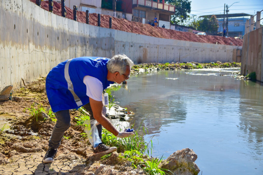 Belford Roxo realiza ação de combate a roedores e ao mosquito da dengue no Canal Maxambomba