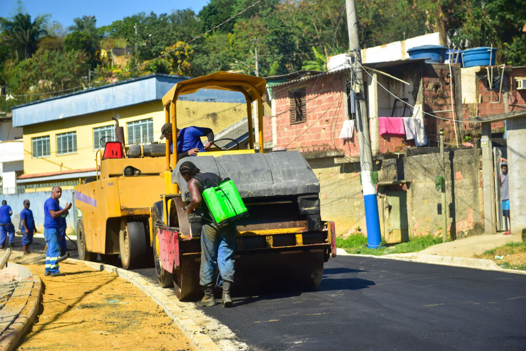 Obras de pavimentação, urbanização e novo asfalto transformam a Vila Cláudia e recebe elogios de moradores com os avanços no dia a dia