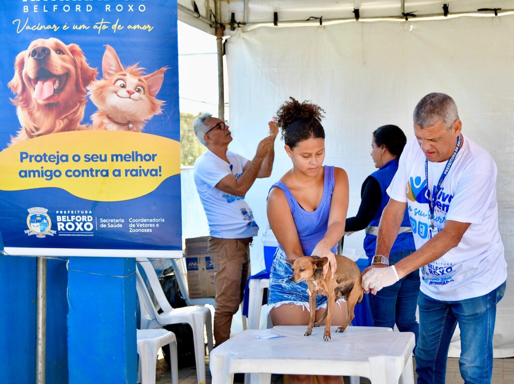 Mutirão no Parque Esperança reúne 60 agentes e vacina 350 animais em Belford Roxo