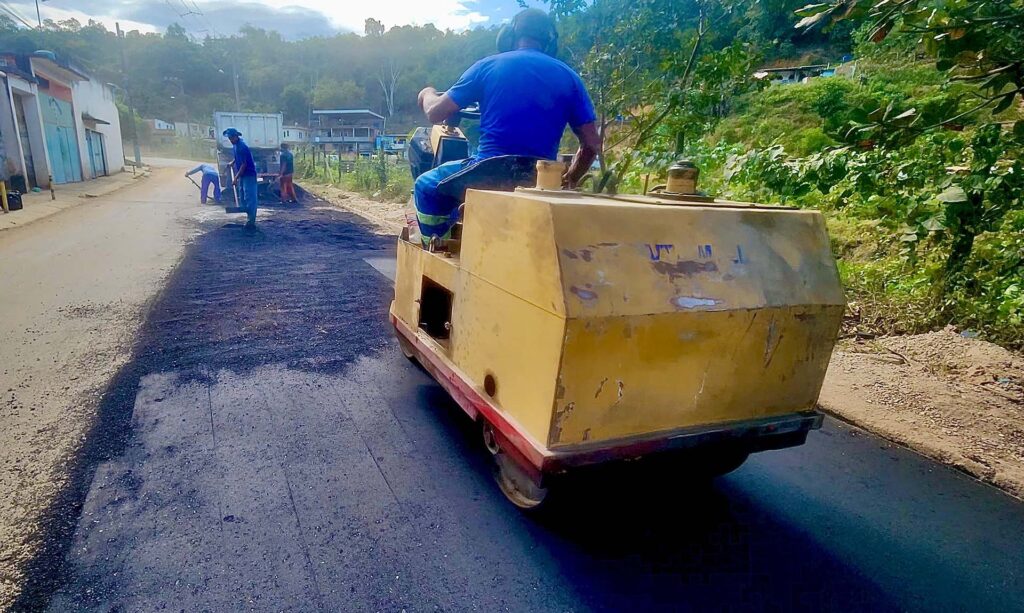 Prefeitura de Belford Roxo realiza obras de colocação de novo asfalto na Estrada Xerém no Recantus