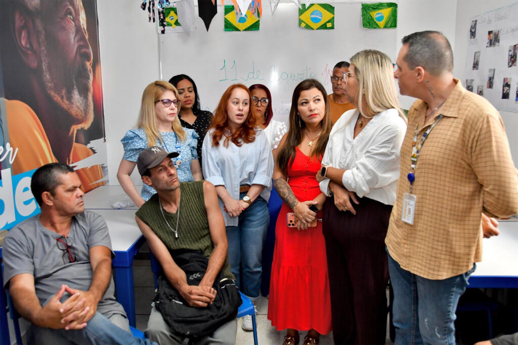 Projeto “Letras Que Acolhem” no Centro Pop recebe a visita da Secretária de Municipal de Educação