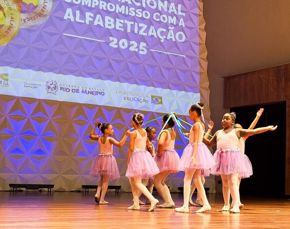Belford Roxo recebe o Selo Prata do Compromisso Nacional com a Alfabetização 2025 em cerimônia na Sala Cecília Meireles