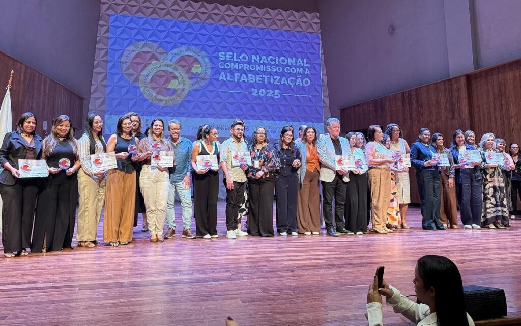 Belford Roxo recebe o Selo Prata do Compromisso Nacional com a Alfabetização 2025 em cerimônia na Sala Cecília Meireles