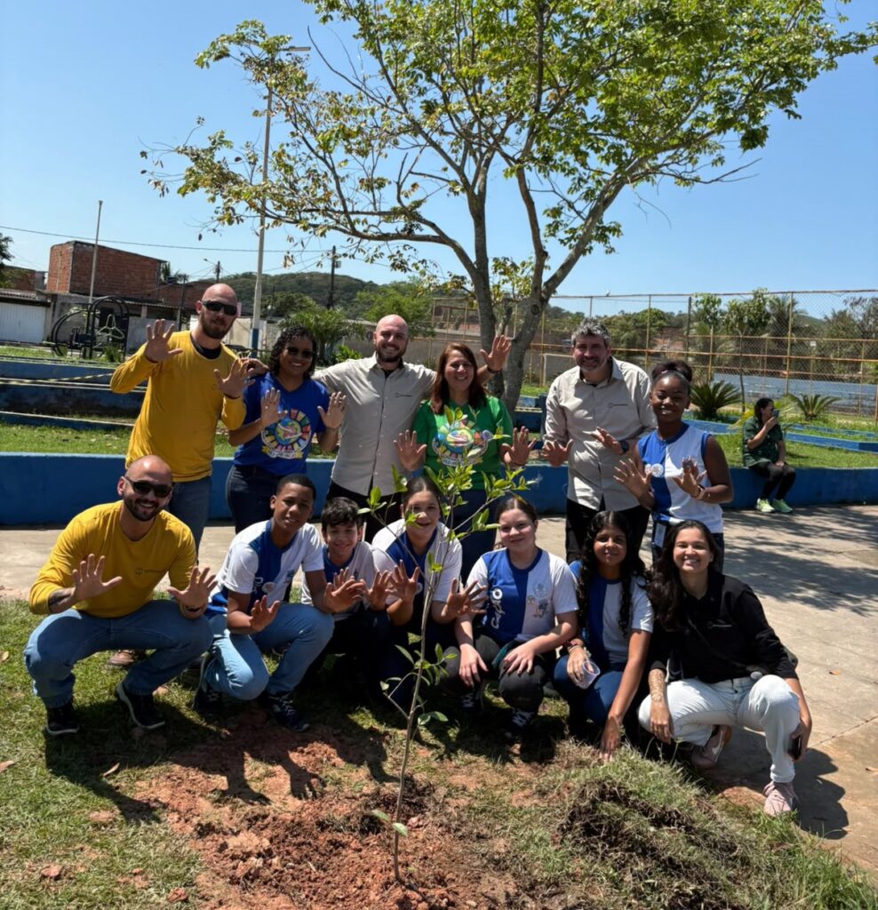 Escola José Pinto Teixeira encerra a Semana da Árvore com palestras e plantio de mudas na praça