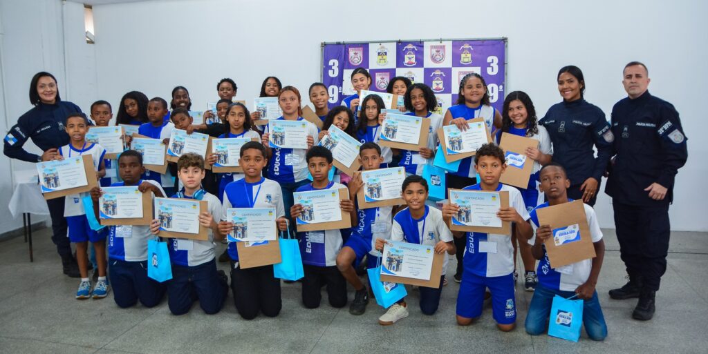Alunos da Escola Municipal Francisco Rangel Peçanha participa do programa ‘Minha Escola Azul’ no batalhão de Belford Roxo