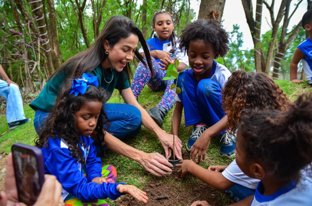 Prefeita Mariana Canella e Secretária de Meio Ambiente lançam Projeto Bosque Escola com plantio de mudas com alunos