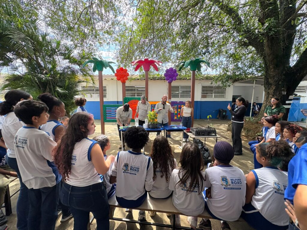 Escola José Pinto Teixeira encerra a Semana da Árvore com palestras e plantio de mudas na praça
