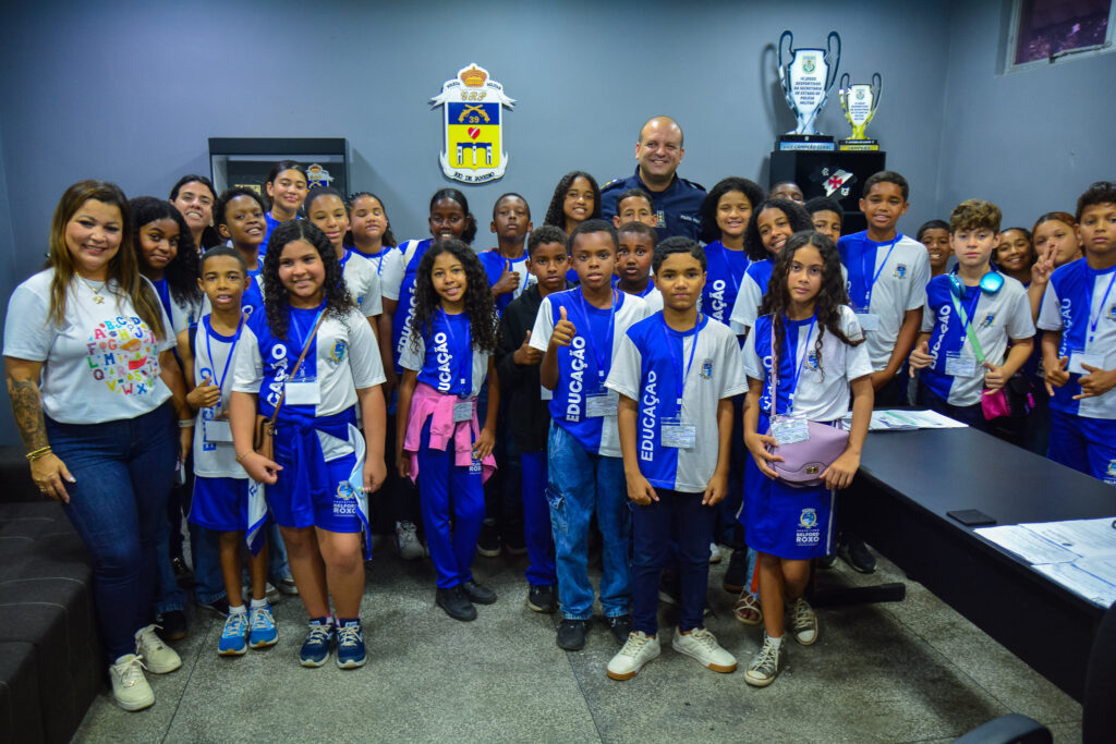 Alunos da Escola Municipal Francisco Rangel Peçanha participa do programa ‘Minha Escola Azul’ no batalhão de Belford Roxo