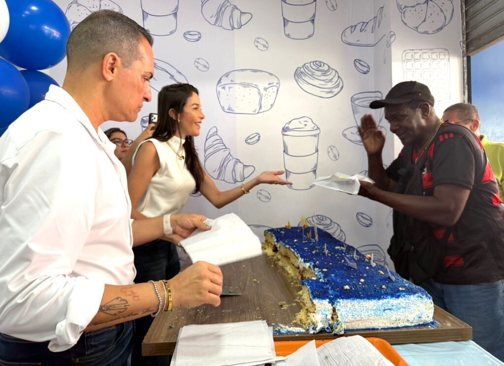 Com bolo e parabéns, Café Amigo de Belford Roxo comemora um ano de funcionamento