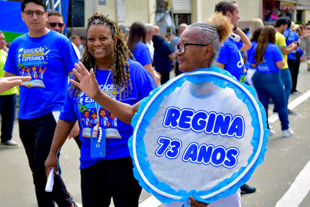 Desfile cívico em Nova Aurora reúne 18 unidade de educação
