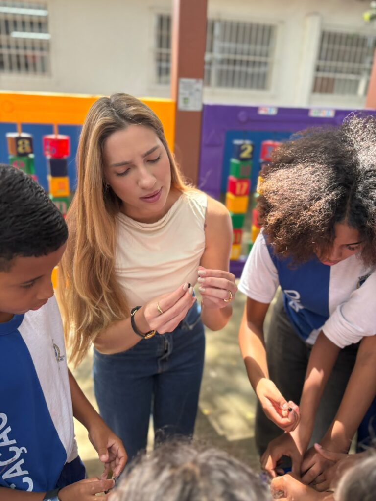 Escola José Pinto Teixeira encerra a Semana da Árvore com palestras e plantio de mudas na praça