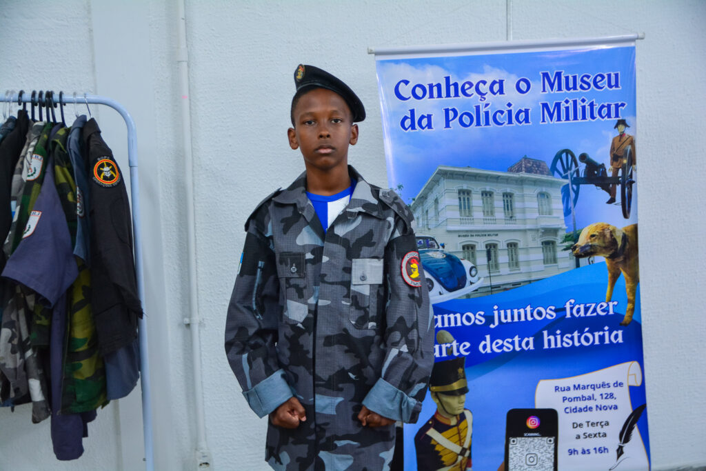 Alunos da Escola Municipal Francisco Rangel Peçanha participa do programa ‘Minha Escola Azul’ no batalhão de Belford Roxo