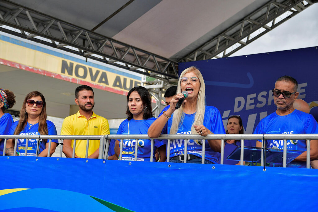 Desfile cívico em Nova Aurora reúne 18 unidade de educação