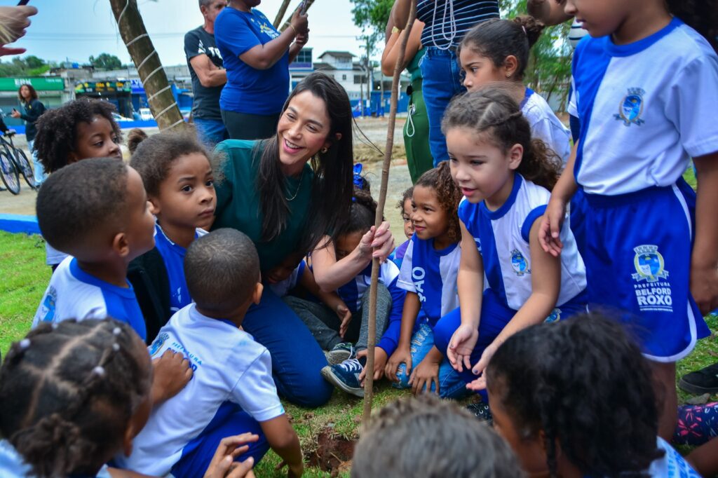 Prefeita Mariana Canella e Secretária de Meio Ambiente lançam Projeto Bosque Escola com plantio de mudas com alunos