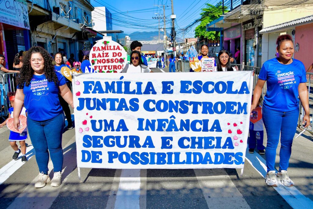 Quarto dia de desfile em Heliópolis reúne três mil alunos