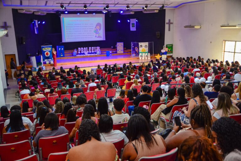 Secretaria Municipal de Educação realiza cerimônia de formatura de 378 professores do ProLEEI em Belford Roxo
