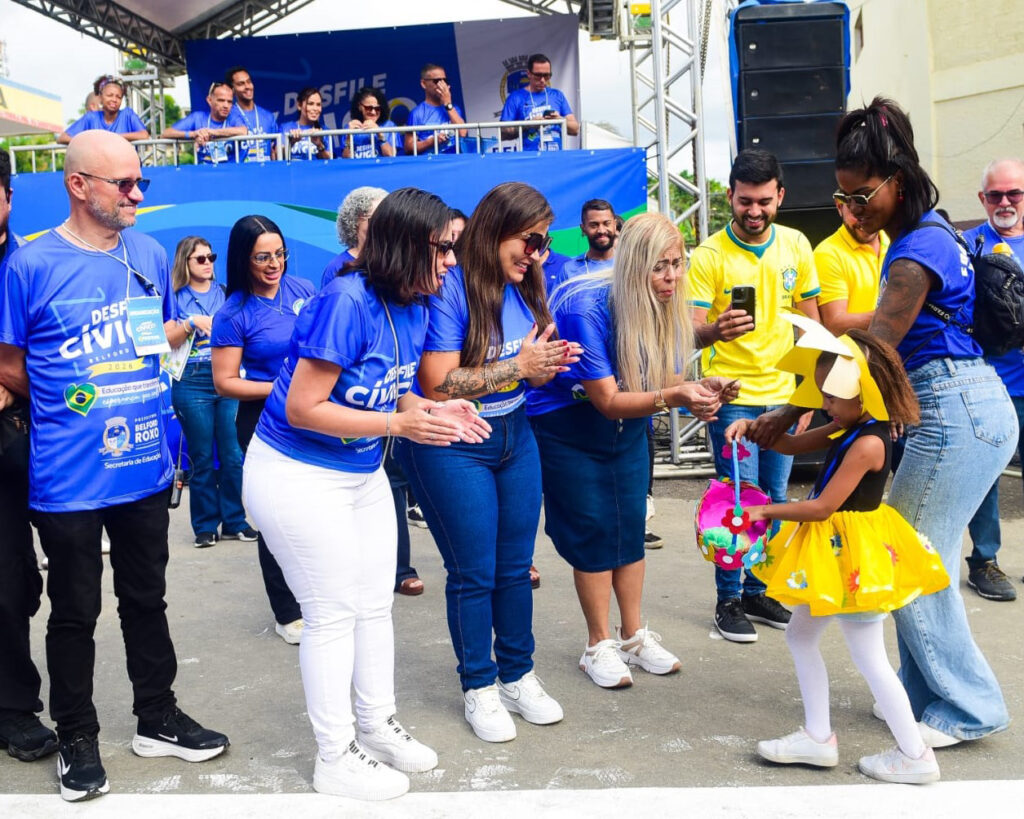 Desfile cívico em Nova Aurora reúne 18 unidade de educação