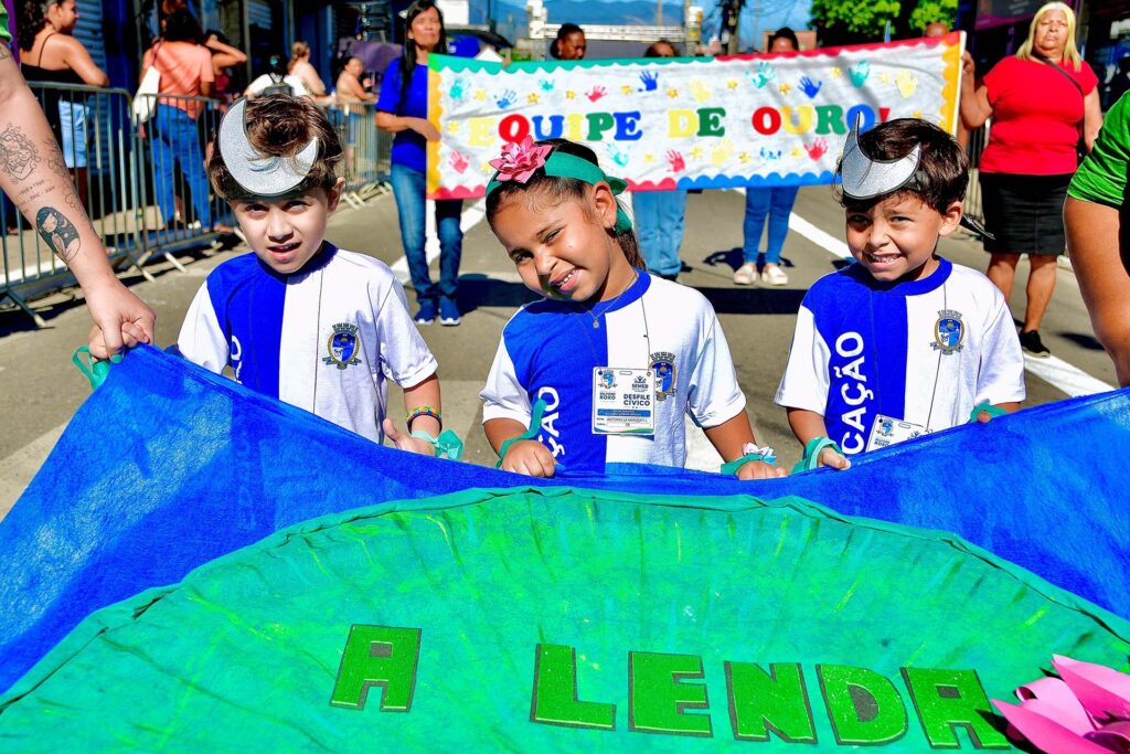 Quarto dia de desfile em Heliópolis reúne três mil alunos