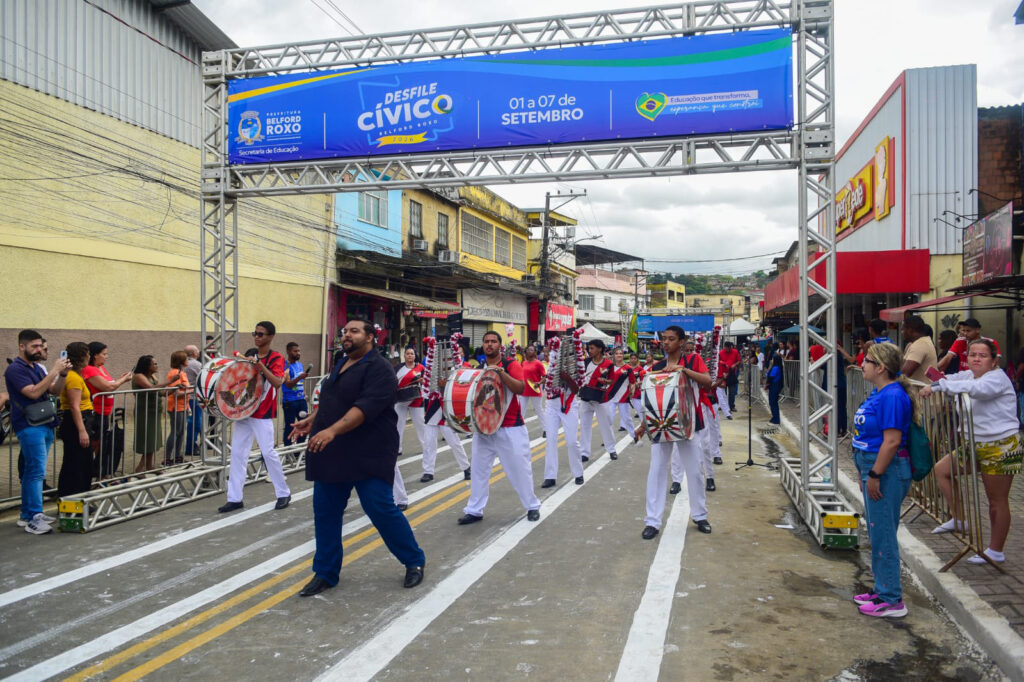 Desfile cívico em Nova Aurora reúne 18 unidade de educação