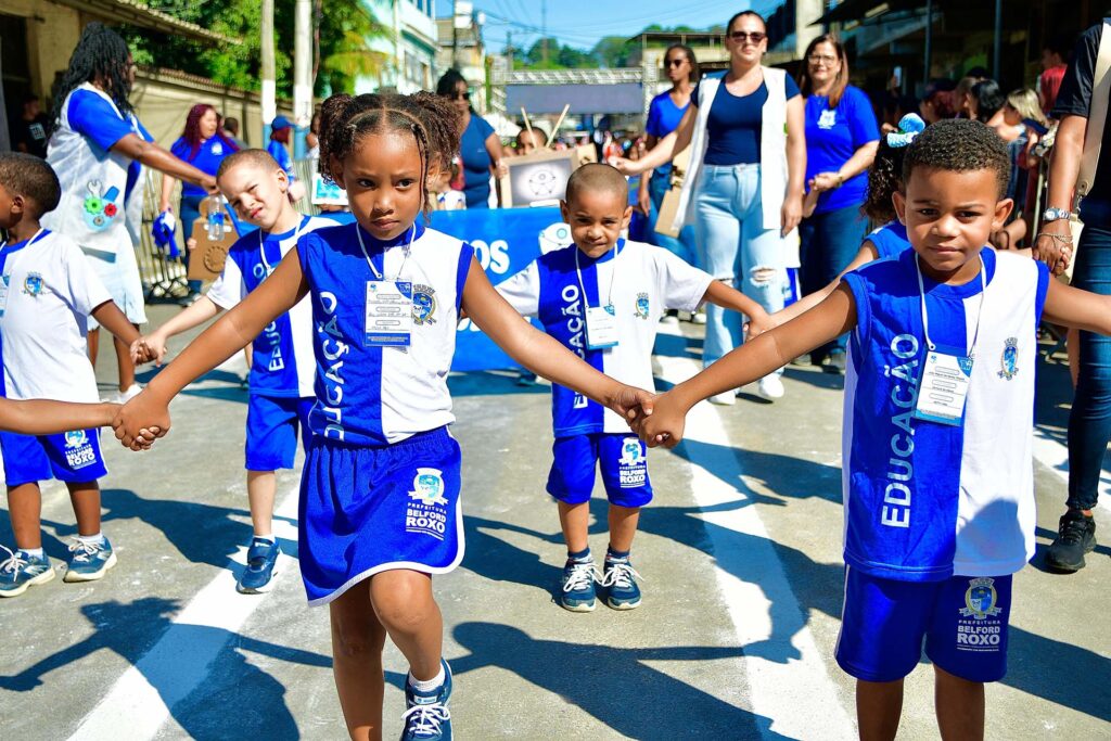 Estrada Aníbal da Mota recebe terceiro dia do Desfile Cívico de Belford Roxo no Parque São José