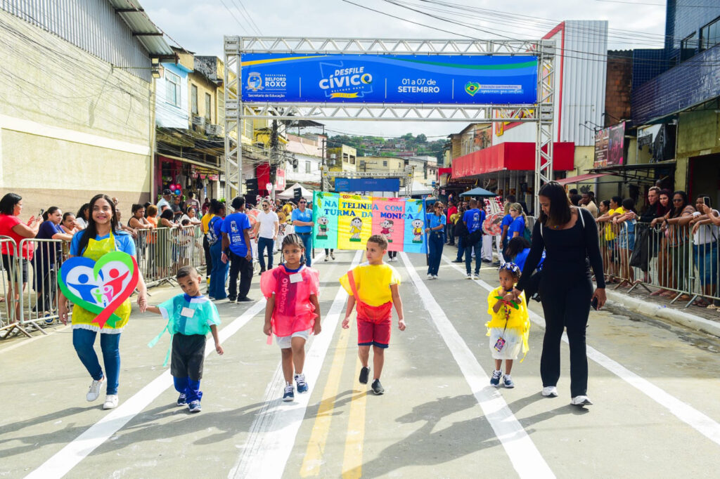Desfile cívico em Nova Aurora reúne 18 unidade de educação