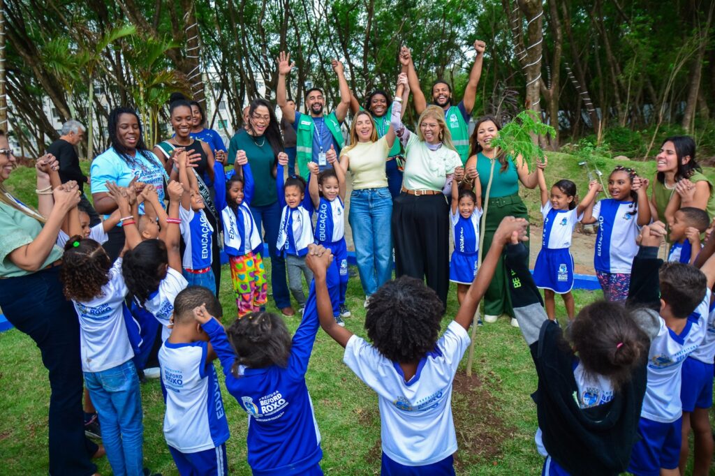 Prefeita Mariana Canella e Secretária de Meio Ambiente lançam Projeto Bosque Escola com plantio de mudas com alunos