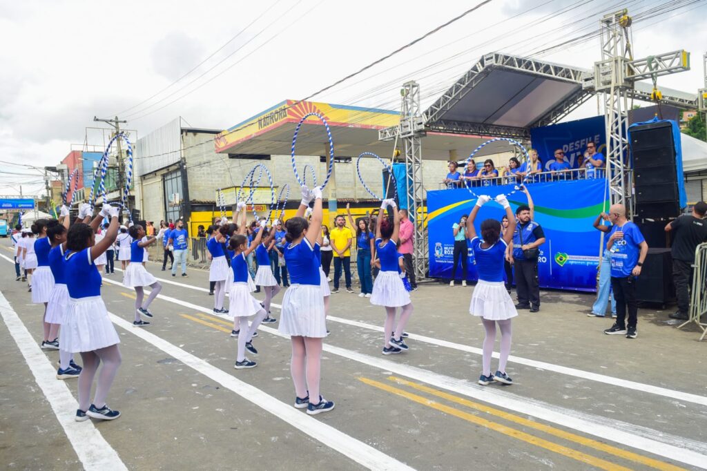 Desfile cívico em Nova Aurora reúne 18 unidade de educação
