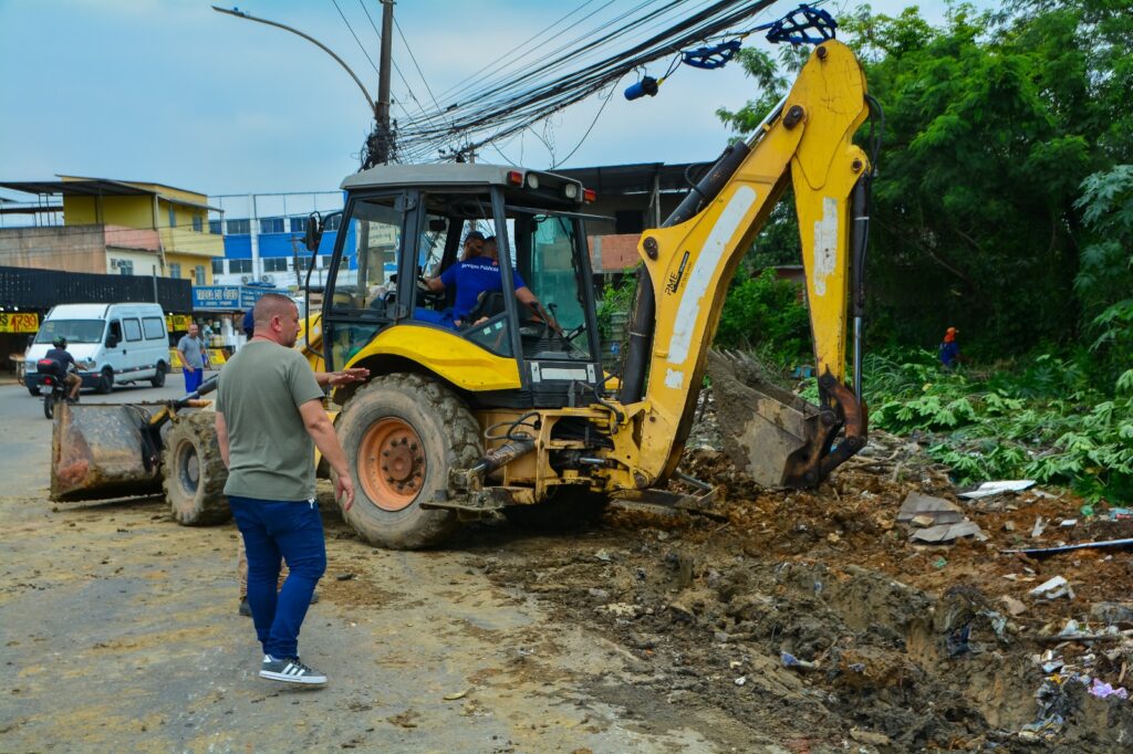 Secretaria de Serviços Públicos realiza a limpeza e a remoção de lixos de terreno abandonado na Avenida Joaquim da Costa Lima em Santa Maria