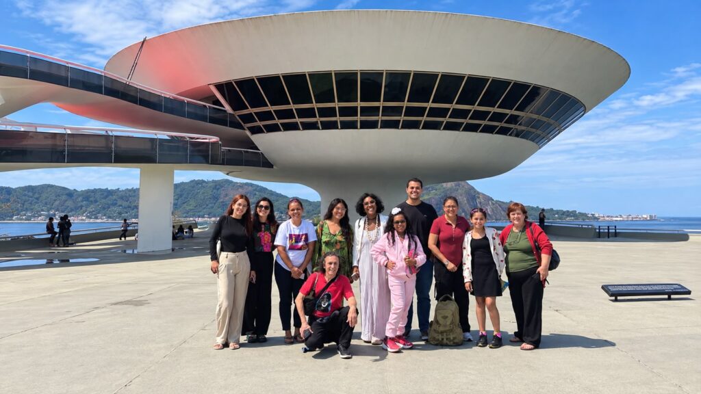 Passaporte Cultural da Casa de Cultura de Belford Roxo leva alunos da Oficina de Pintura ao Museu de Arte Contemporânea (MAC) de Niterói