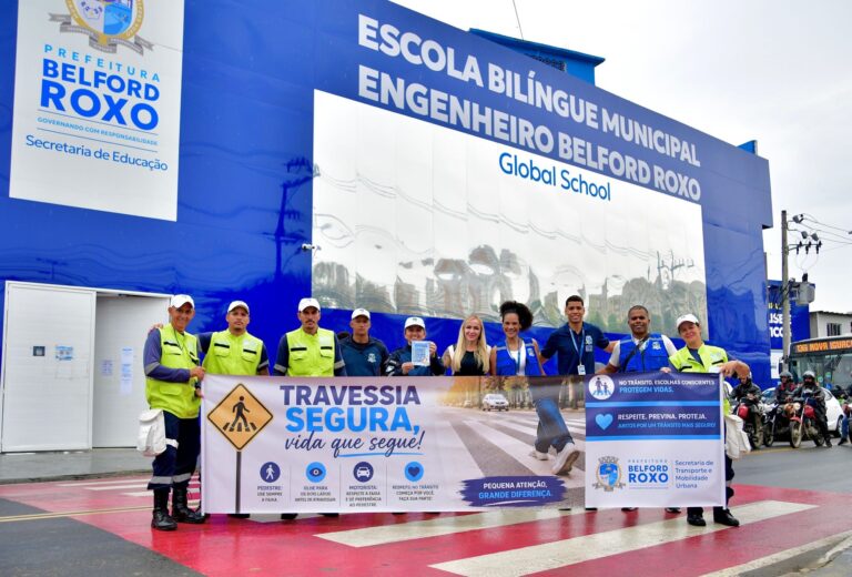 Secretaria Municipal de Transporte realiza campanha de orientação em frente à Escola Municipal Bilíngue Engenheiro Belford Roxo