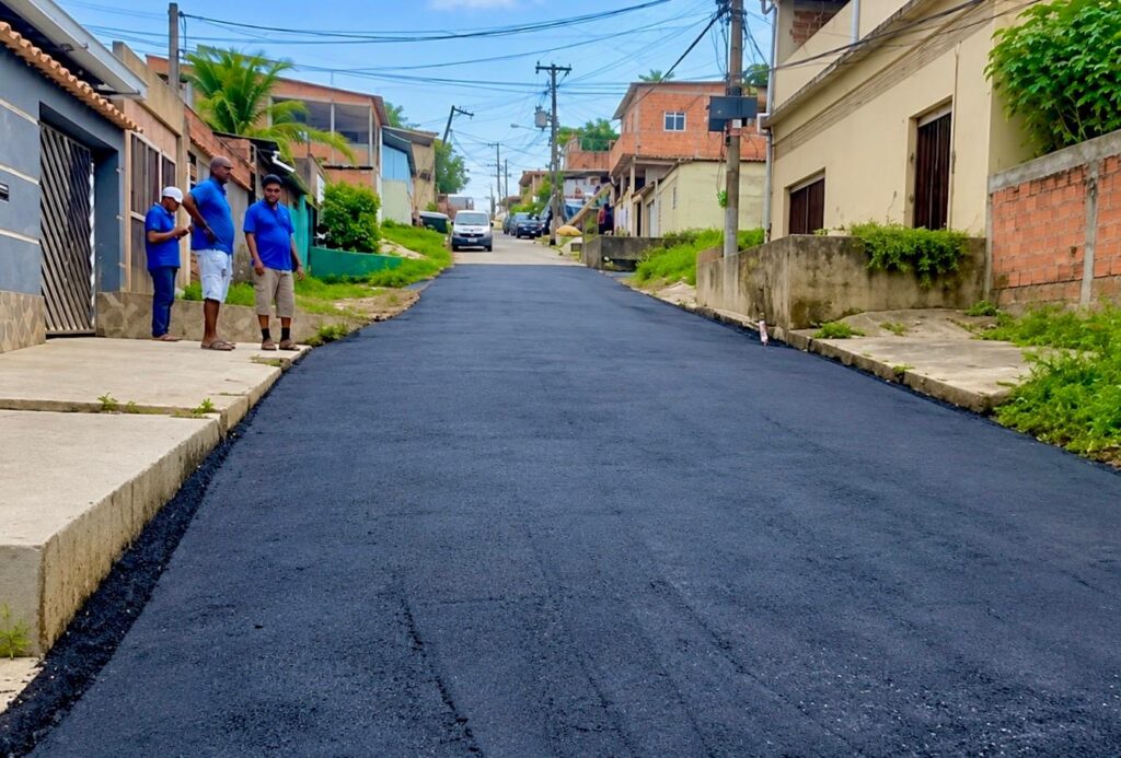 Secretaria Municipal de Ação Comunitária realiza aplicação de novo asfalto em ruas do bairro Maringá