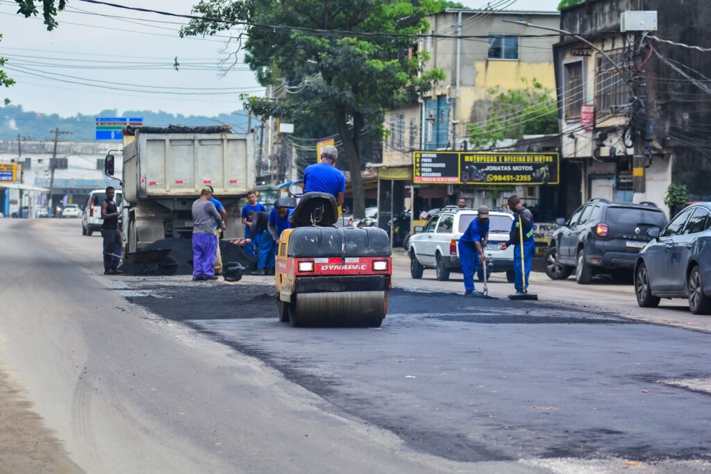 Prefeitura realiza aplicação de novo asfalto na Avenida Joaquim da Costa Lima em Santa Amélia