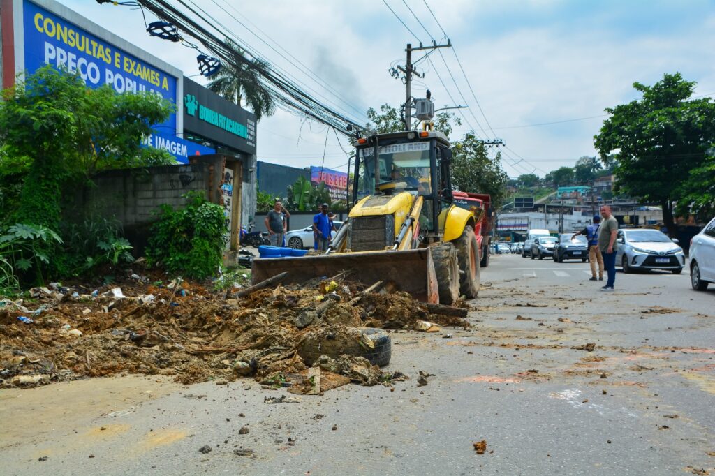 Secretaria de Serviços Públicos realiza a limpeza e a remoção de lixos de terreno abandonado na Avenida Joaquim da Costa Lima em Santa Maria