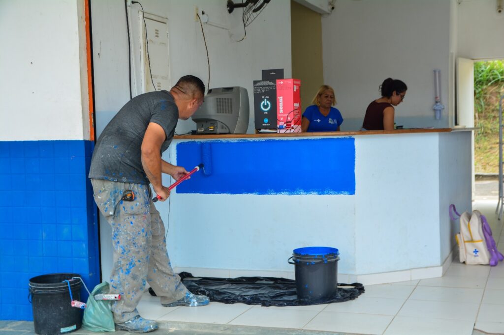 Prefeitura realiza ações de limpeza, pintura e revitalização da Unidade de Saúde da Família (USF) e do CEO do Barro Vermelho
