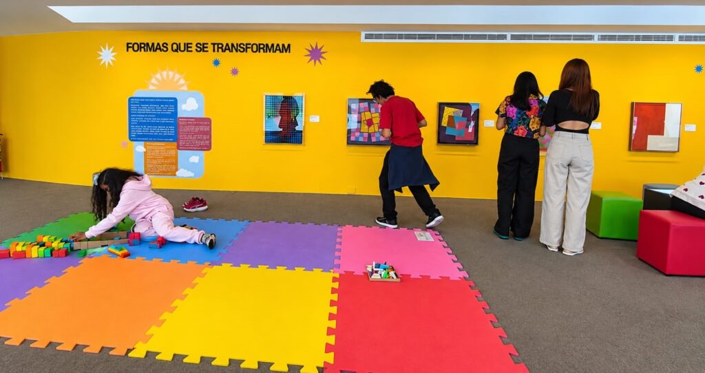 Passaporte Cultural da Casa de Cultura de Belford Roxo leva alunos da Oficina de Pintura ao Museu de Arte Contemporânea (MAC) de Niterói