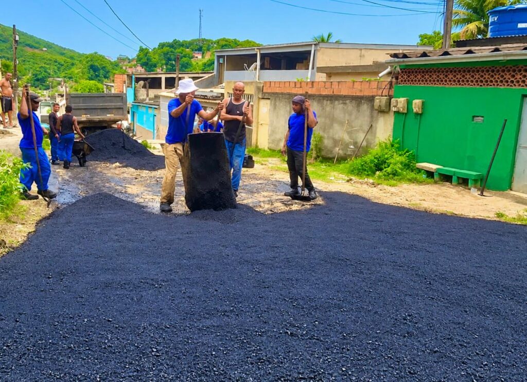 Secretaria Municipal de Ação Comunitária realiza aplicação de novo asfalto em ruas do bairro Maringá