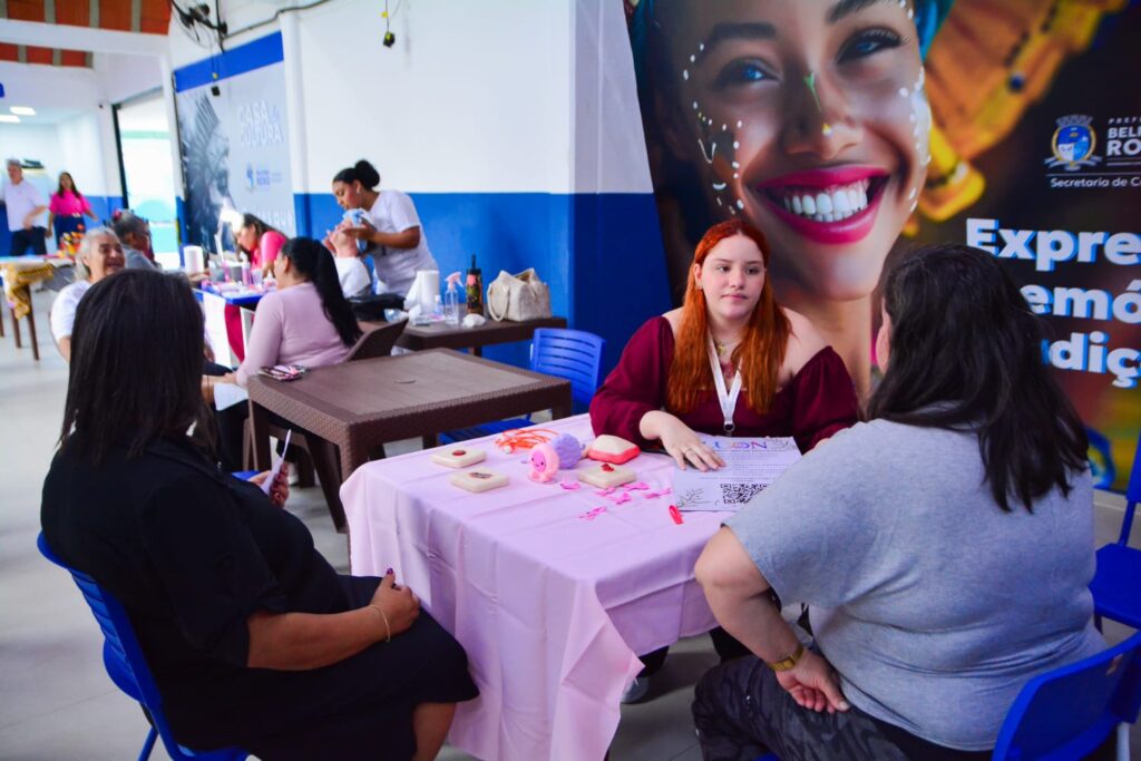 Casa de Cultura de Belford Roxo promove evento do Outubro Rosa com palestras, ações de autocuidado e saúde, exposição de artesanato e música