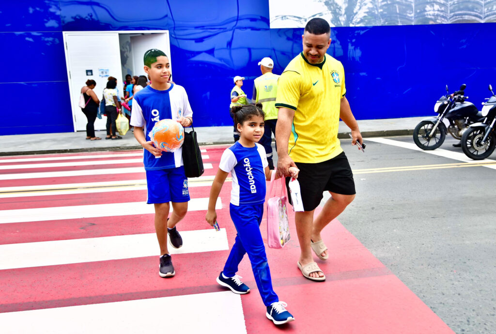 Secretaria Municipal de Transporte realiza campanha de orientação em frente à Escola Municipal Bilíngue Engenheiro Belford Roxo