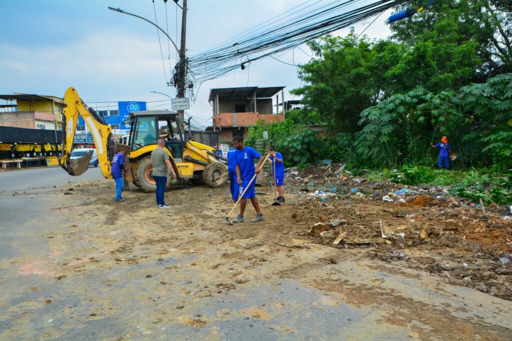 Secretaria de Serviços Públicos realiza a limpeza e a remoção de lixos de terreno abandonado na Avenida Joaquim da Costa Lima em Santa Maria