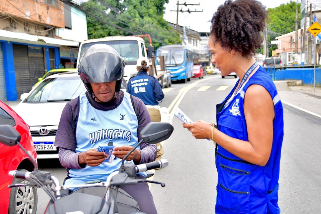 Secretaria Municipal de Transporte realiza campanha de orientação em frente à Escola Municipal Bilíngue Engenheiro Belford Roxo