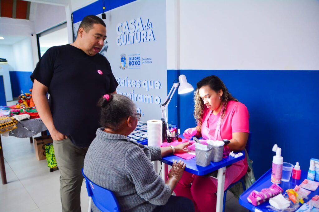 Casa de Cultura de Belford Roxo promove evento do Outubro Rosa com palestras, ações de autocuidado e saúde, exposição de artesanato e música