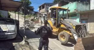 Polícia Militar e Prefeitura retiram 21 toneladas de barricadas da comunidade do Parque Floresta