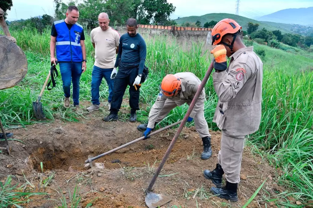 Operação conjunta da Prefeitura de Belford Roxo, Polícias Militar e Civil localiza cemitério clandestino do tráfico na Caixa D´água